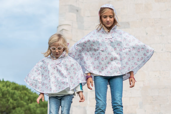 Capa de Chuva Branco flores e pétalas cinza