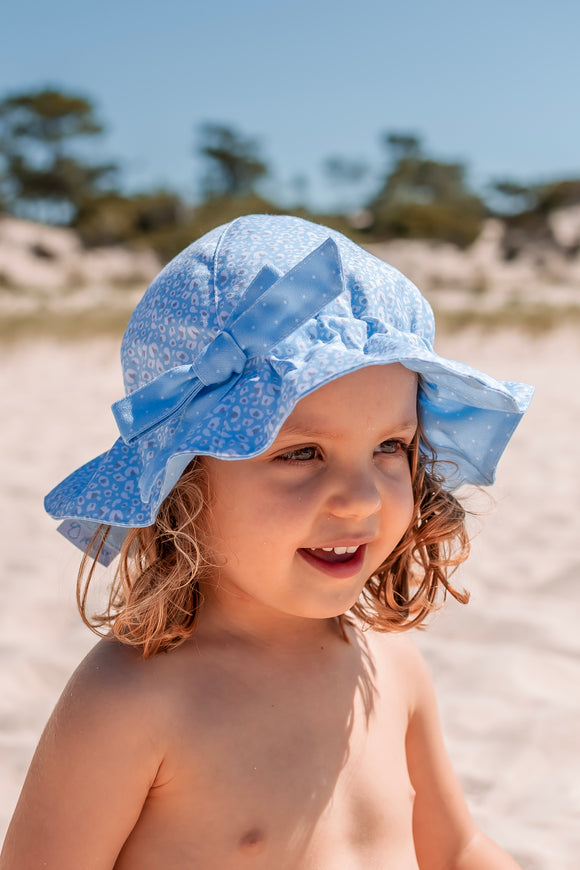 Chapéu reversível de menina tigresinha azul com azul pintinhas